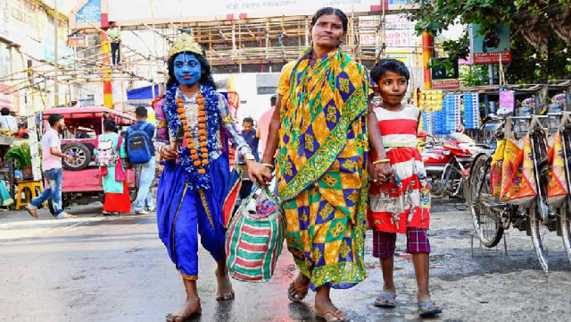 টিউশন ফি বাকি, কৃষ্ণ সেজে প্যান্ডেলে প্যান্ডেলে প্রসেনজিৎ