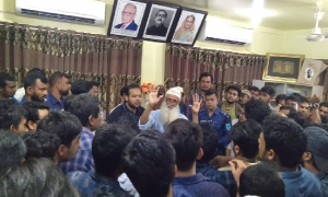 ভিসিকে অবরুদ্ধ করলেন কর্মচারীরা, উদ্ধার করলেন শিক্ষার্থীরা