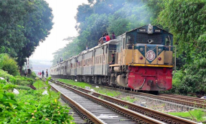 ট্রেনের নিচে লাফিয়ে চাকরিচ্যুত কর্মচারীর মৃত্যু