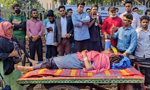 চাকরিতে প্রবেশের বয়সসীমা ৩৫ এর দাবিতে শাহবাগে সমাবেশ চলছে