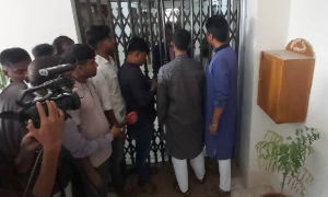 বশেমুরবিপ্রবির উপাচার্যকে অবরুদ্ধ করে রেখেছেন শিক্ষক -কর্মচারীরা 