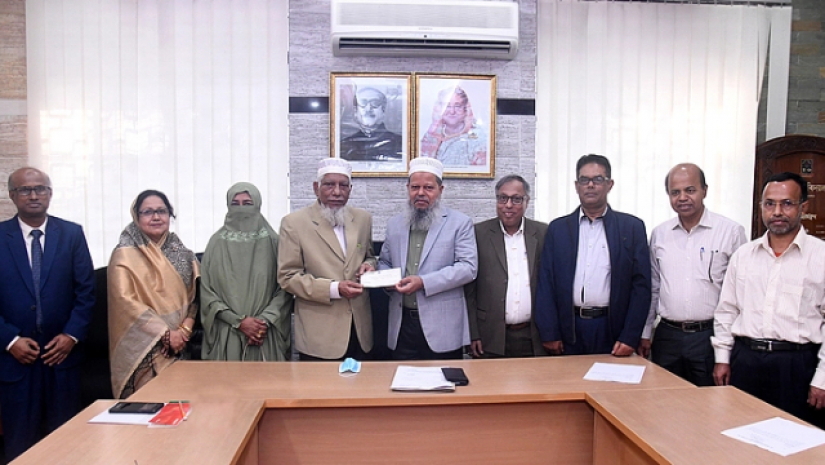 শিক্ষার্থীদের জন্য নিজ টাকায় ৪০ লাখ টাকার ফান্ড গঠন ঢাবি অধ্যাপকের