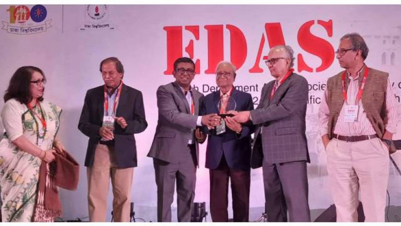 ঢাবি ইংরেজি বিভাগের শতবর্ষের অনুষ্ঠানে সিরাজুল ইসলাম চৌধুরীকে সম্মাননা
