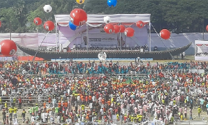 মিছিল নিয়ে জনসভাস্থলে আসছেন আ.লীগ নেতাকর্মীরা 