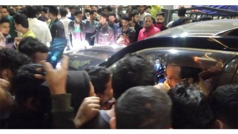 এবার গাড়ি আটকে দিলো ছাত্রলীগের দায়িত্বপ্রাপ্ত ৩ আওয়ামী লীগ নেতার