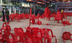 সম্মেলনের মঞ্চে বসা নিয়ে ছাত্রলীগ-কৃষকলীগ সংঘর্ষ, ককটেল বিস্ফোরণ