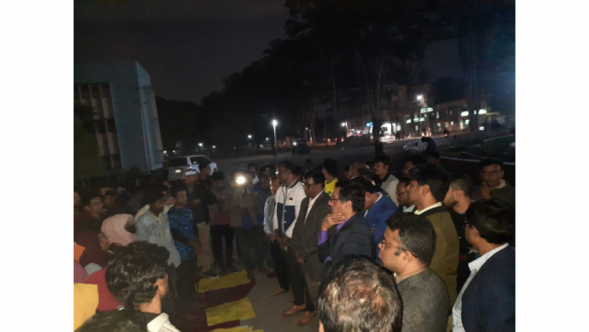 রাবি ভিসির আশ্বাসে ১১ ঘন্টা পর অনশন ভাঙলেন আন্দোলনকারীরা