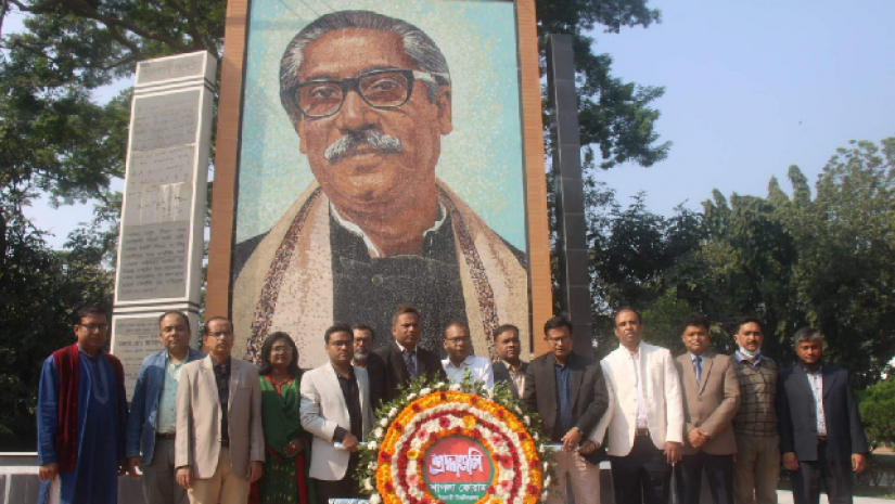 বঙ্গবন্ধুর প্রতিকৃতিতে ইবির নবনির্বাচিত শাপলা ফোরামের পুষ্পস্তবক অর্পণ