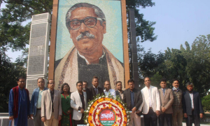 বঙ্গবন্ধুর প্রতিকৃতিতে ইবির নবনির্বাচিত শাপলা ফোরামের পুষ্পস্তবক অর্পণ