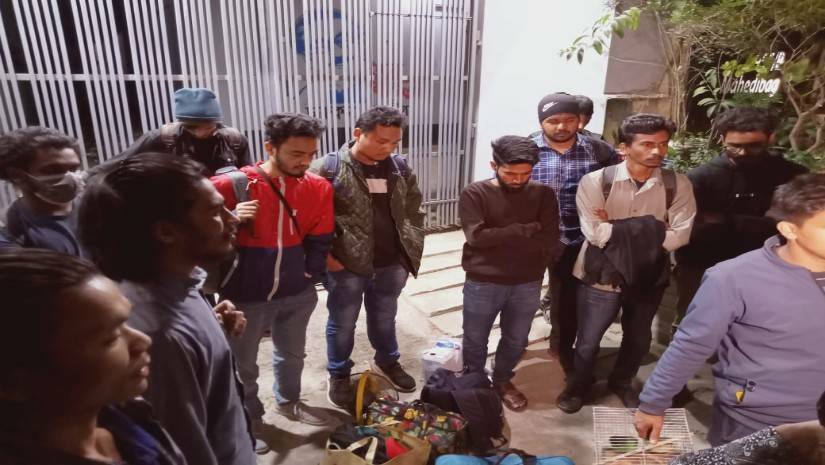 অনশনের হুশিয়ারি দিয়ে চারুকলা ছাড়লেন শিক্ষার্থীরা