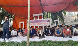ক্লাস বর্জন করে আন্দোলনে ধানমন্ডি আইডিয়াল কলেজের শিক্ষকরা