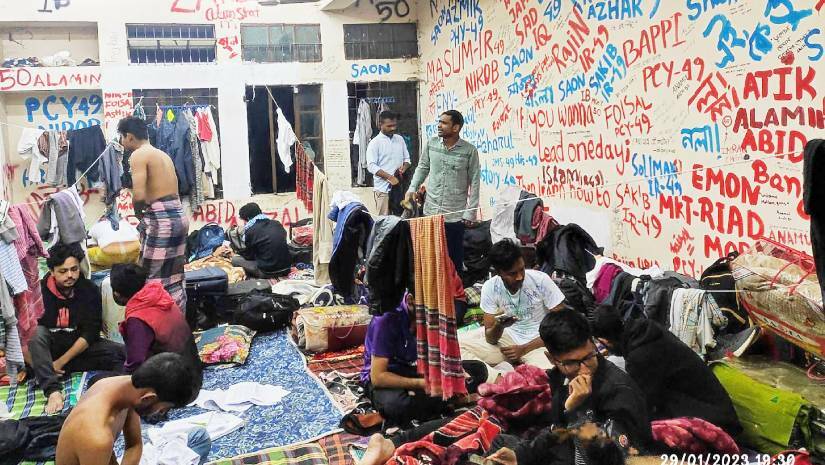 অছাত্রদের দখলে জাবির হল, নবীনদের গাদাগাদি গণরুমে