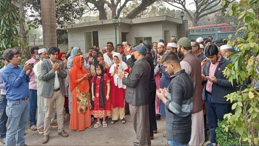 ঢাবি উপাচার্যের বাসার ঢুকে পরীক্ষা নিয়ন্ত্রকের প্রতিবাদী মোনাজাত