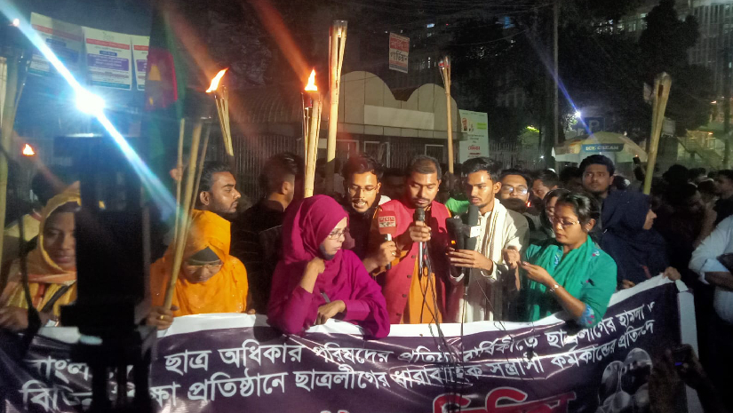 ছাত্রলীগের হামলার প্রতিবাদে ঢাবিতে মশাল মিছিল অধিকার পরিষদের