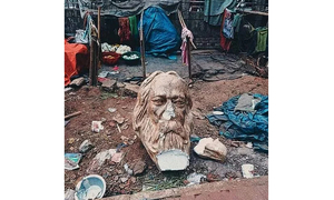 ‘জঞ্জালে রবীন্দ্র-ভাস্কর্যের মাথা’―আনন্দবাজারের প্রতিবেদন