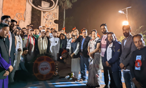 একুশের প্রথম প্রহরে কুবিতে শহীদ মিনারে শ্রদ্ধা নিবেদন