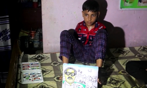পা দিয়ে ছবি এঁকে দেশসেরা মোনায়েম, পুরষ্কার পেলেন এক লাখ টাকা