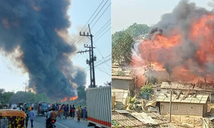 দাউ দাউ করে জ্বলছে রোহিঙ্গা ক্যাম্পের আগুন