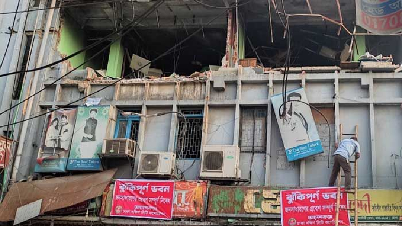 সায়েন্স ল্যাব এলাকায় বিস্ফোরণ, ক্ষতিগ্রস্ত ভবনটি ঝুঁকিপূর্ণ ঘোষণা