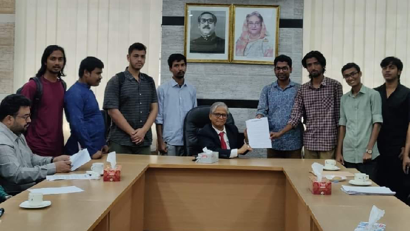 গণরুম উচ্ছেদ ও ডাকসু নির্বাচনসহ ১০ দাবিতে উপাচার্যকে স্মারকলিপি