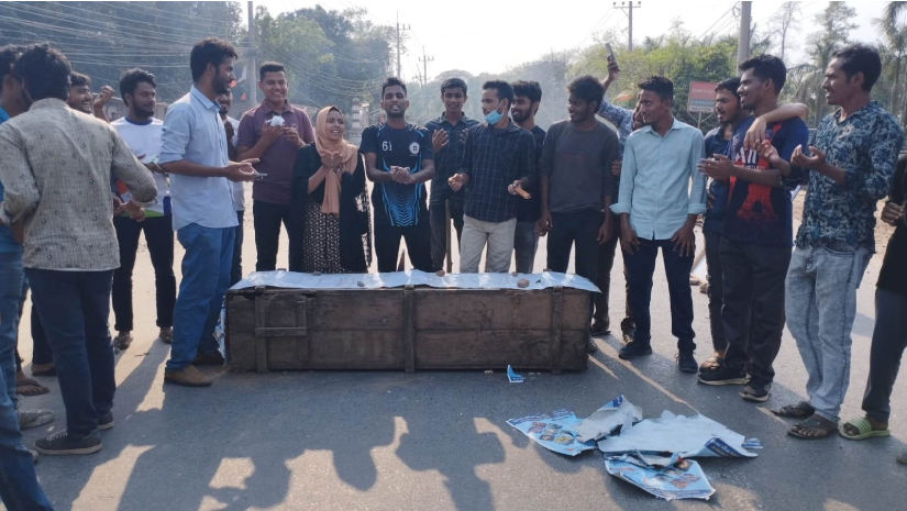 রাবিতে প্রক্টরের প্রতীকী জানাজা শেষে কফিন বক্সে আগুন, ধরলেন মোনাজাতও