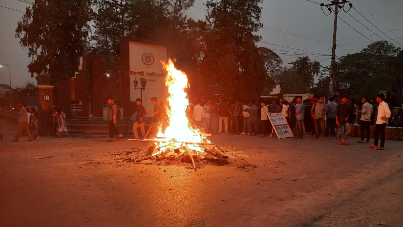 বিরতি দিয়ে রাবির মূল ফটকে ফের বিক্ষোভ, মহাসড়ক অবরোধ
