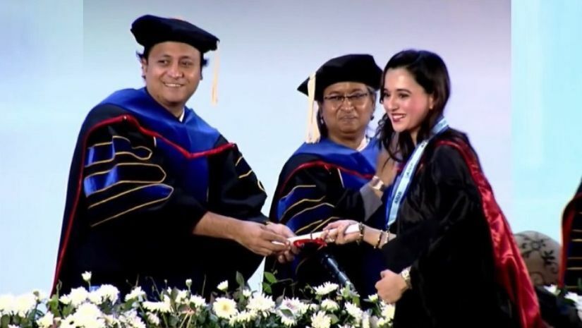 ভালো ফলে সমাবর্তনে অ্যাওয়ার্ডও পেলেন সাবিলা নূর