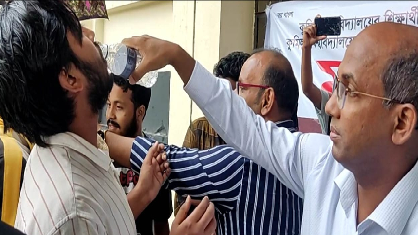 আশ্বাসে অনশন ভাঙলো কুবি শিক্ষার্থীরা