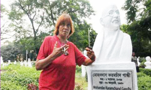 তিন বছরের কোর্সে গড়েছেন অন্তত ১০টি ভাস্কর্য, করেছেন অধ্যাপনাও