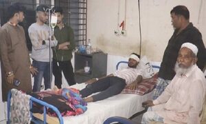 ইফতারের সময় দুই কলেজছাত্রকে কুপিয়ে জখম
