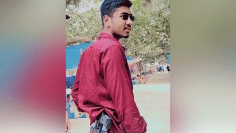 এবার পিস্তলসহ ফেসবুকে ছবি দিলেন কলেজছাত্র