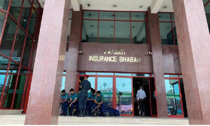 প্রথম আলোর কার্যালয়ের সামনে পুলিশ