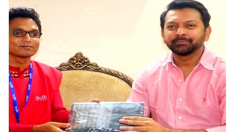বঙ্গবাজারের পোড়া লুঙ্গি কিনলেন তাহসান, দাম এক লাখ টাকা