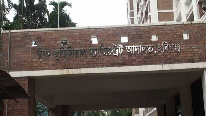 আদালতে প্রকাশ্যে শিক্ষককে কোপালেন জমিদাতা