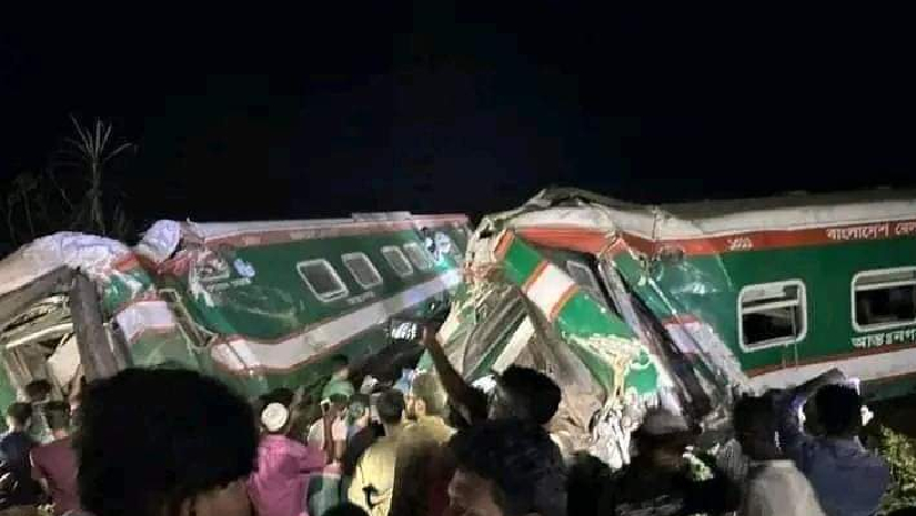 কুমিল্লায় দুই ট্রেনের সংঘর্ষ, বহু হতাহতের শঙ্কা