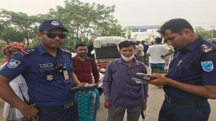 পদ্মাসেতুতে সেলফি, লেন পরিবর্তন: ৯ মোটরসাইকেলকে ২৭ হাজার টাকা জরিমানা