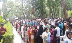 নটর ডেম কেন্দ্রে ১৫ মিনিট দেরিতে প্রশ্ন দেয়ার অভিযোগ
