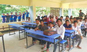 শিক্ষার্থীদের মারধর করে স্কুল ভবন দখল করলেন শিক্ষকরা!