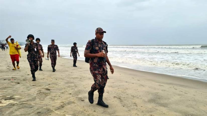কক্সবাজার সৈকত থেকে উৎসুক পর্যটক সরাতে বিজিবি মোতায়েন