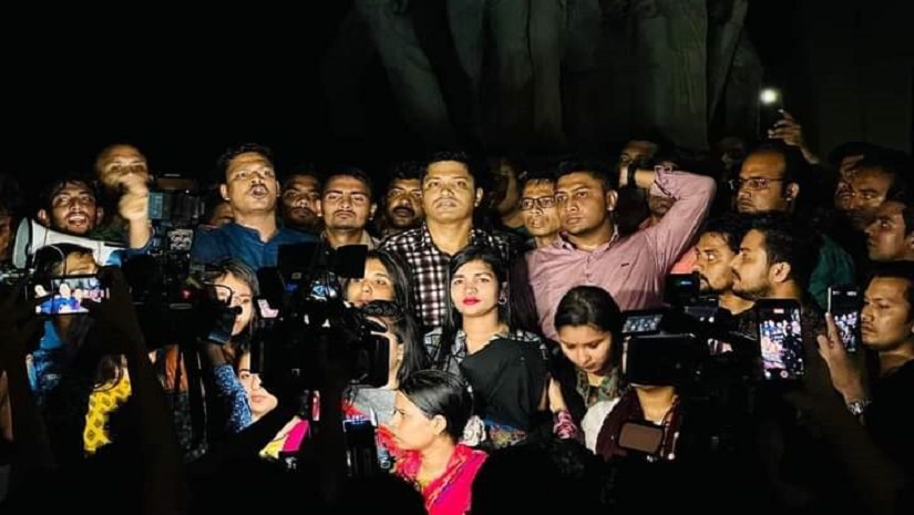 রাতে ঝড়-বৃষ্টির মধ্যেই ঢাবিতে ছাত্রলীগের বিক্ষোভ