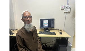 শারীরিক প্রতিবন্ধকতায় থামেননি ৬৮ বছর বয়সী ফ্রিল্যান্সার আবেদ সিরাজ 
