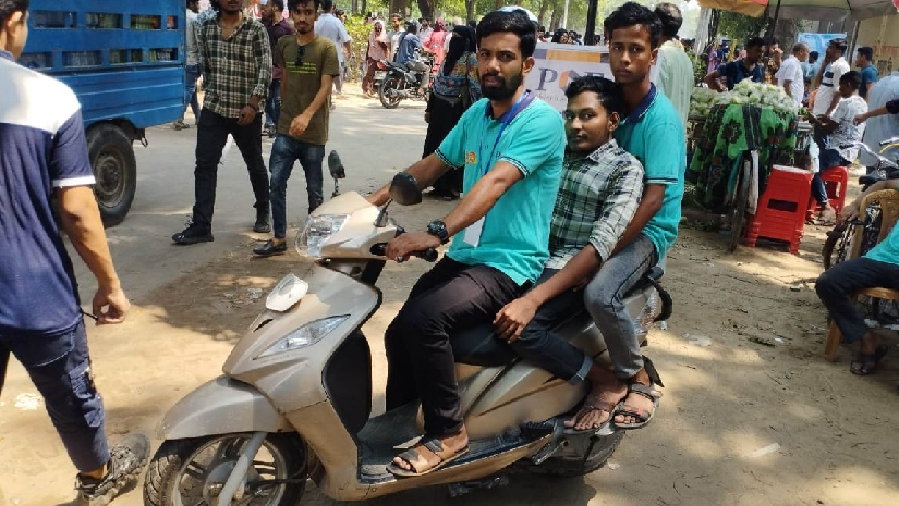 প্রতিবন্ধী শিক্ষার্থীদের কেন্দ্রে পৌঁছে দিচ্ছে রাবি অধ্যাপকের স্কুটি