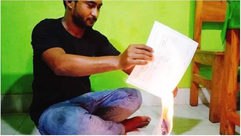 এবার লাইভে এসে সব সার্টিফিকেট পোড়ালেন ঢাকা কলেজের সালাম