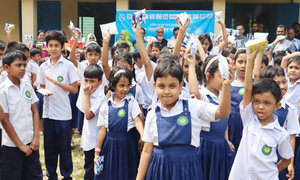 ১৫০০ স্কুল শিক্ষার্থীকে দুধ পান করালো বাকৃবি