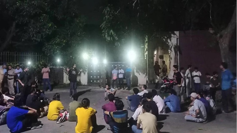 গণরুম বিলুপ্তির দাবিতে জাবি উপাচার্যের বাসভবনের সামনে অবস্থান