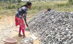 দিনমজুরি করেও জেলায় প্রথম, অর্থাভাবে বিশ্ববিদ্যালয়ে কলমের বদলে লেখেন পেন্সিলে