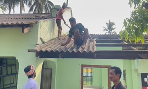 শিক্ষার্থীদের ক্লাস করতে অস্বীকৃতি, ভাঙতে হচ্ছে স্কুল