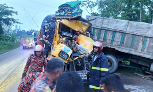 সিলেটে দাড়িয়ে থাকা ট্রাককে অপর ট্রাকের ধাক্কা, নিহত ৩