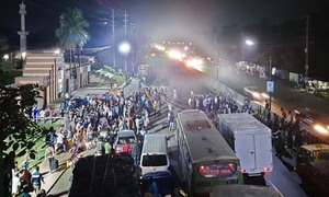 জাবি শিক্ষার্থীর ওপর ছিনতাইকারীদের হামলায় ঢাকা-আরিচা মহাসড়ক অবরোধ
