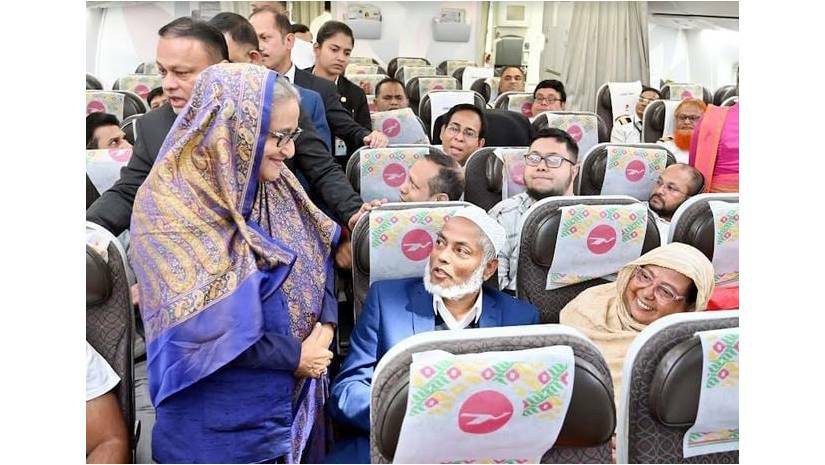 প্রধানমন্ত্রীকে পেয়ে আনন্দে আত্মহারা বিমানযাত্রীরা